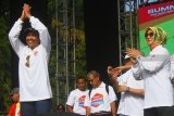 Menteri Badan Usaha Milik Negara (BUMN) Rini Soemarno (kiri) didampingi Direktur Utama PT Pertamina (Persero), Nicke Widyawati (kanan) dalam Semarak Berkah Energi Pertamina di Lapangan Rampal, Malang, Jawa Timur, Minggu (11/11/2018). Berkah Energi Pertamina merupakan program sosialiasai dan edukasi bahan bakar ramah lingkungan sekaligus penghargaan terhadap masyarakat yang menjadi konsumen Pertamina. Antara Jatim/Ari Bowo Sucipto/zk.