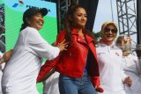 Menteri Badan Usaha Milik Negara (BUMN) Rini Soemarno (kiri) didampingi Direktur Utama PT Pertamina (Persero), Nicke Widyawati (kanan) dan penyanyi Siti Badriah (tengah) saat menghadiri Semarak Berkah Energi Pertamina di Lapangan Rampal, Malang, Jawa Timur, Minggu (11/11/2018). Berkah Energi Pertamina merupakan program sosialiasai dan edukasi bahan bakar ramah lingkungan sekaligus penghargaan terhadap masyarakat yang menjadi konsumen Pertamina. Antara Jatim/Ari Bowo Sucipto/zk.