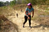 Sejumlah pelari mengikuti Semen Indonesia Trail Run 2018 di Perbukitan dalam area pasca tambang pabrik Semen Indonesia di Gresik, Jawa Timur, Minggu (11/11/2018). Lomba lari dengan memperlombakan nomor lari 10K dan 21K yang diikuti sekitar 1.500 peserta dari berbagai daerah untuk menyusuri lintas alam perbukitan area pasca tambang dan area produksi pabrik semen tersebut juga berhasil memperoleh penghargaan dari Museum Rekor Indonesia (MURI). Antara Jatim/M Risyal Hidayat/zk