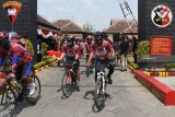 Sejumlah pesepeda peserta Tour de Java berangkat dari halaman Mako Brimob Polda Jawa Timur Den C Pelopor saat menempuh etape II Madiun-Sarangan (Magetan) Jawa Timur, di Kota Madiun, Jawa Timur, Senin (5/11/2018). Sebanyak 73 pesepeda mengikuti Tour de Java menempuh jarak 1.085 kilometer dari Surabaya-Jakarta yang terbagi 11 etape dalam rangka Hari Ulang Tahun (HUT) ke-73 Brimob. Dan di setiap etape, para pesepeda Tour de Java didampingi ratusan pesepeda masing-masing wilayah yang dilintasi etape. Antara Jatim/Siswowidodo/ZK.