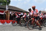 Sejumlah pesepeda peserta Tour de Java berangkat dari halaman Mako Brimob Polda Jawa Timur Den C Pelopor saat menempuh etape II Madiun-Sarangan (Magetan) Jawa Timur, di Kota Madiun, Jawa Timur, Senin (5/11/2018). Sebanyak 73 pesepeda mengikuti Tour de Java menempuh jarak 1.085 kilometer dari Surabaya-Jakarta yang terbagi 11 etape dalam rangka Hari Ulang Tahun (HUT) ke-73 Brimob. Dan di setiap etape, para pesepeda Tour de Java didampingi ratusan pesepeda masing-masing wilayah yang dilintasi etape. Antara Jatim/Siswowidodo/ZK.