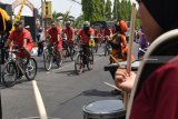 Sejumlah pesepeda peserta Tour de Java berangkat dari halaman Mako Brimob Polda Jawa Timur Den C Pelopor saat menempuh etape II Madiun-Sarangan (Magetan) Jawa Timur, di Kota Madiun, Jawa Timur, Senin (5/11/2018). Sebanyak 73 pesepeda mengikuti Tour de Java menempuh jarak 1.085 kilometer dari Surabaya-Jakarta yang terbagi 11 etape dalam rangka Hari Ulang Tahun (HUT) ke-73 Brimob. Dan di setiap etape, para pesepeda Tour de Java didampingi ratusan pesepeda masing-masing wilayah yang dilintasi etape. Antara Jatim/Siswowidodo/ZK.