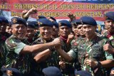 Kapolda Kalbar Irjen Pol Didi Haryono (kedua kiri) melakukan salam komando bersama pejabat baru Komandan Satuan (Dansat) Brimob Polda Kalbar Kombes Pol Amostian (kedua kanan) dan pejabat lama Kombes Pol Agus Tri Heriyanto (kiri) usai serah terima jabatan (sertijab) di Mako Brimob Polda Kalbar, di Kabupaten Kubu Raya, Kalbar, Jumat (16/11/2018). Kombes Pol Amostian menggantian Kombes Pol Agus Tri Heriyanto, yang selanjutnya akan menjalani pendidikan khusus di Sekolah Staf dan Komando (Sesko). ANTARA FOTO/Jessica Helena Wuysang