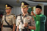 Pejabat baru Kapolresta Pontianak Kombes Pol M Anwar Nasir (kedua kanan) menjalani sumpah jabatan saat sertijab dari pejabat lama Kombes Pol Wawan Kristyanto (kiri) di Mapolda Kalbar, Jumat (16/11/2018). Kombes Pol M Anwar Nasir menggantikan Kombes Pol Wawan Kristyanto yang selanjutnya akan bertugas sebagai Analis Kebijakan Madya Bidang Ops Sops Polri. ANTARA FOTO/Jessica Helena Wuysang