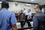 Terdakwa Bupati nonaktif Tulungagung Syahri Mulyo (kedua kiri) ruangan seusai menjalani sidang dakwaan di Pengadilan Tindak Pidana Korupsi (Tipikor) Juanda, Sidoarjo, Jawa Timur, Kamis (1/11/2018). Syahri Mulyo menjadi terdakwa terkait kasus menerima suap sebesar Rp2,5 miliar untuk memenangkan proyek-proyek infrastruktur di Pemerintah Kabupaten Tulungagung dan Kota Blitar. Antara Jatim/Umarul Faruq/ZK