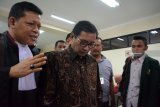 Terdakwa Bupati nonaktif Tulungagung Syahri Mulyo (kedua kirir) meninggalkan ruangan seusai menjalani sidang dakwaan di Pengadilan Tindak Pidana Korupsi (Tipikor) Juanda, Sidoarjo, Jawa Timur, Kamis (1/11/2018). Syahri Mulyo menjadi terdakwa terkait kasus menerima suap sebesar Rp2,5 miliar untuk memenangkan proyek-proyek infrastruktur di Pemerintah Kabupaten Tulungagung dan Kota Blitar. Antara Jatim/Umarul Faruq/ZK