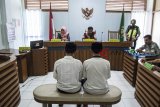 Dua terdakwa pengeroyokan Haringga Sirla yang berinisial AP (kiri) dan NSF (kanan) mengikuti sidang pembacaan putusan di Pengadilan Negeri Bandung, Jawa Barat, Selasa (6/11/2018). Dalam sidang putusan yang dibagi dua tahap tersebut, Majelis hakim memutuskan AP dijatuhi hukuman selama tiga tahun enam bulan penjara, SH empat tahun penjara, AAP empat tahun penjara, TD tiga tahun enam bulan penjara dan NSF dinyatakan bebas. ANTARA JABAR/M Agung Rajasa/agr.
