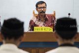 Hakim tunggal Suwanto membacakan putusan saat sidang pengeroyokan Haringga Sirla di Pengadilan Negeri Bandung, Jawa Barat, Selasa (6/11/2018). Dalam sidang putusan yang dibagi dua tahap tersebut, Majelis hakim memutuskan AP dijatuhi hukuman selama tiga tahun enam bulan penjara, SH empat tahun penjara, AAP empat tahun penjara, TD tiga tahun enam bulan penjara dan NSF dinyatakan bebas. ANTARA JABAR/M Agung Rajasa/agr.

