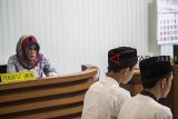 Dua terdakwa pengeroyokan Haringga Sirla yang berinisial AP (kedua kiri) dan NSF (kanan) mengikuti sidang pembacaan putusan di Pengadilan Negeri Bandung, Jawa Barat, Selasa (6/11/2018). Dalam sidang putusan yang dibagi dua tahap tersebut, Majelis hakim memutuskan AP dijatuhi hukuman selama tiga tahun enam bulan penjara, SH empat tahun penjara, AAP empat tahun penjara, TD tiga tahun enam bulan penjara dan NSF dinyatakan bebas. ANTARA JABAR/M Agung Rajasa/agr.
