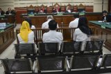 Sejumlah terdakwa anggota DPRD Kota Malang menjalani sidang tuntutan kasus suap pengesahan APBD Perubahan (APBD-P) Pemerintah Kota Malang tahun anggaran 2015 sebesar Rp700 juta di Pengadilan Tindak Pidana Korupsi (Tipikor) Juanda, Sidoarjo, Jawa Timur, Rabu (28/11/2018). Jaksa penuntut umum menuntut 18 anggota dewan tersebut dengan tuntutan bervariasi mulai dari empat, lima, sampai Tujuh tahun penjara dan denda Rp200 juta  serta pencabutan hak politik selama lima tahun. Antara Jatim/Umarul Faruq/ZK