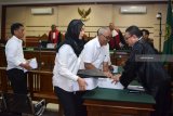 Sejumlah terdakwa anggota DPRD Kota Malang seusai menjalani sidang tuntutan kasus suap pengesahan APBD Perubahan (APBD-P) Pemerintah Kota Malang tahun anggaran 2015 sebesar Rp700 juta di Pengadilan Tindak Pidana Korupsi (Tipikor) Juanda, Sidoarjo, Jawa Timur, Rabu (28/11/2018). Jaksa penuntut umum menuntut 18 anggota dewan tersebut dengan tuntutan bervariasi mulai dari empat, lima, sampai Tujuh tahun penjara dan denda Rp200 juta  serta pencabutan hak politik selama lima tahun.Antara Jatim/Umarul Faruq/ZK