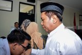 Terdakwa Mantan Kepala Dinas Perkebunan Provinsi Jawa Timur, Syamsul Arifin (kanan) seusai menjalani sidang putusan kasus suap DPRD Provinsi Jatim terhadap pelaksanaan perda dan penggunaan anggaran di Provinsi Jatim Tahun Anggaran 2016-2017 di Pengadilan Tindak Pidana Korupsi (Tipikor) Juanda, Sidoarjo, Jawa Timur, Senin (26/11/2018). Majelis hakim menjatuhkan vonis Syamsul Arifin dengan pidana selama satu tahun tiga bulan penjara dan denda Rp50 juta dengan subsider kurungan selama dua bulan.  Antara Jatim/Umarul Faruq/ZK