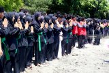 Pesilat bersiap beraksi di bawah laut di Pantai Bangsring, Banyuwangi, Jawa Timur, Sabtu (17/11/2018). Lomba bela diri silat di atas laut 'silat On The Sea' yang diikuti 1.000 pesilat itu, selain untuk menarik kunjungan wisatawan ke Banyuwangi juga untuk mengembangkan potensi silat. Antara Jatim/Budi Candra Setya/ZK