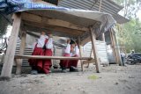 Siswa berlindung dibawah meja saat simulasi kebencanaan di Blitar, Jawa Timur, Minggu (11/11/2018). Simulasi tersebut bertujuan untuk melatih masyarakat mengenai langkah awal penyelamatan diri dan orang lain saat terjadi bencana, yang diharapkan mampu menekan jumlah korban jiwa. Antara jatim/Irfan Anshori/zk