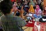 Guru Sekolah Inklusi dan Sekolah Luar Biasa (SLB) mengikuti petalihan bahasa isyarat di Banyuwangi, Jawa Timur, Jumat (9/11/2018). Pelatihan tersebut bertujuan untuk mensosialisasikan bahasa isyarat Indonesia (Bisindo) yang merupakan bahasa berkembang secara alami dikelompok masyarakat tuli Indonesia. Antara Jatim/Budi Candra Setya/ZK.