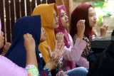 Guru Sekolah Inklusi dan Sekolah Luar Biasa (SLB) mengikuti petalihan bahasa isyarat di Banyuwangi, Jawa Timur, Jumat (9/11/2018). Pelatihan tersebut bertujuan untuk mensosialisasikan bahasa isyarat Indonesia (Bisindo) yang merupakan bahasa berkembang secara alami dikelompok masyarakat tuli Indonesia. Antara Jatim/Budi Candra Setya/ZK.