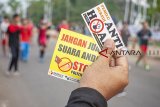 Anggota Badan Pengawas Pemilu (Bawaslu) membagikan stiker pemilu bersih dan anti hoaks saat sosialisasi pemilu bersih dan berintegritas di car free day, Karawang, Jawa Barat, Minggu (25/11/2018). Sosialisasi tersebut untuk terwujudnya kampanye tanpa hoaks dan politik uang di Pilpres 2019. ANTARA JABAR/M Ibnu Chazar/agr.