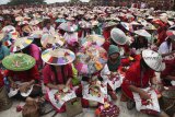 Ribuan perempuan membuat Kain Sulam Tumpar saat Festival Dahau Sendawar 2018 di Alun-Alun Sitho, Sendawar, Kabupaten Kutai Barat, Kalimantan Timur, Senin (7/11/2018). Sebanyak 2.330 perempuan membuat kain Sulam Tumpar khas Suku Dayak Tunjung Benuaq dalam rangka memecahkan rekor MURI. ANTARA FOTO/Sugeng Hendratno/jhw
