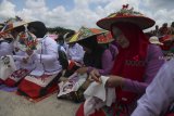 Ribuan perempuan membuat Kain Sulam Tumpar saat Festival Dahau Sendawar 2018 di Alun-Alun Sitho, Sendawar, Kabupaten Kutai Barat, Kalimantan Timur, Senin (7/11/2018). Sebanyak 2.330 perempuan membuat kain Sulam Tumpar khas Suku Dayak Tunjung Benuaq dalam rangka memecahkan rekor MURI. ANTARA FOTO/Sugeng Hendratno/jhw
