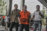 Bupati nonaktif Cirebon Sunjaya Purwadisastra berjalan memasuki gedung KPK untuk menjalani pemeriksaan di Jakarta, Selasa (13/11/2018). Sunjaya diperiksa sebagai tersangka kasus Tindak Pidana Korupsi Suap terkait mutasi, rotasi, dan promosi jabatan di Pemerintah Kabupaten Cirebon. ANTARA FOTO/Muhammad Adimaja/aww.