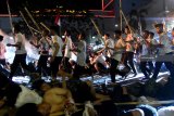 Sejumlah pemuda mementaskan teatrikal pertempuran dalam drama kolosal 'Surabaya Membara' di Jalan Pahlawan Surabaya, Jawa Timur, Jumat (9/11/2018). Drama kolosal yang berjudul 'Gubernur Suryo