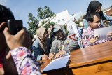 Sejumlah siswa menulis surat untuk Presiden dengan huruf braile di Sekolah Luar Biasa Negeri (SLBN) A, Bandung, Jawa Barat, Kamis (29/11/2018). Kegiatan yang diselenggarakan dalam rangka Hari Disabiltas Internasional tersebut bertujuan untuk mengungkapkan harapan-harapan anak SLBN A untuk Presiden Joko Widodo. ANTARA JABAR/M Agung Rajasa/agr.

