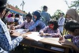 Sejumlah siswa menulis surat untuk Presiden dengan huruf braile di Sekolah Luar Biasa Negeri (SLBN) A, Bandung, Jawa Barat, Kamis (29/11/2018). Kegiatan yang diselenggarakan dalam rangka Hari Disabiltas Internasional tersebut bertujuan untuk mengungkapkan harapan-harapan anak SLBN A untuk Presiden Joko Widodo. ANTARA JABAR/M Agung Rajasa/agr.

