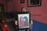 Iti Sartini (52) menunjukkan foto anaknya Tuti Tursilawati yang dihukum mati di Arab Saudi di kediamannya di Desa Cikeusik, Majalengka, Jawa Barat, Jumat (2/11/2018). Tuti dinyatakan bersalah oleh pengadilan Arab Saudi karena kasus pembunuhan dan telah dieksekusi mati pada Senin (29/10) lalu. ANTARA JABAR/Dedhez Anggara/agr.
