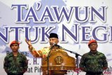 Penasehat Pimpinan Pusat Muhammadiyah Amien Rais (tengah) menyampaikan sambutan disela-sela Tabligh Akbar Muhammadiyah 2018 di Islamic Centre Surabaya, Jawa Timur, Selasa (20/11/2018). Tabligh Akbar Muhammadiyah bertemakan 