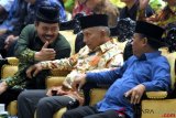     Penasehat Pimpinan Pusat Muhammadiyah Amien Rais (tengah) berbincang dengan Ketua PD Muhammadiyah Surabaya Mahsun Jayadi (kiri) dan Anggota DPR RI Fraksi PAN Sungkono (kanan) disela-sela Tabligh Akbar Muhammadiyah 2018 di Islamic Centre Surabaya, Jawa Timur, Selasa (20/11/2018). Tabligh Akbar Muhammadiyah bertemakan 