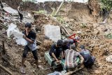 Warga bergotong royong mengambil sisa barang pasca tanah longsor di desa Cibatu, Cisaat, Kabupaten Sukabumi, Jawa Barat, Senin (05/11/2018). Hujan deras yang melanda daerah tersebut mengakibatkan salah satu bagian rumah warga serta tebing setinggi 5 meter mengalami tanah longsor. ANTARA JABAR/Nurul Ramadhan/agr.