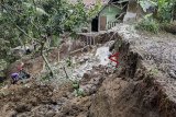 Warga bergotong royong mengambil sisa barang pasca tanah longsor di desa Cibatu, Cisaat, Kabupaten Sukabumi, Jawa Barat, Senin (05/11/2018). Hujan deras yang melanda daerah tersebut mengakibatkan salah satu bagian rumah warga serta tebing setinggi 5 meter mengalami tanah longsor. ANTARA JABAR/Nurul Ramadhan/agr.