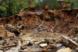 Sejumlah relawan membersihkan puing rumah pascalongsor di Pondoksalam, Purwakarta, Jawa Barat, Kamis (29/11/2018). Hujan deras yang melanda daerah tersebut mengakibatkan tiga rumah warga tertimbun tanah longsor dan empat orang meninggal serta lima orang mengalami luka-luka. ANTARA JABAR/M Ibnu Chazar/agr