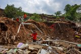 Sejumlah relawan membersihkan puing rumah pascalongsor di Pondoksalam, Purwakarta, Jawa Barat, Kamis (29/11/2018). Hujan deras yang melanda daerah tersebut mengakibatkan tiga rumah warga tertimbun tanah longsor dan empat orang meninggal serta lima orang mengalami luka-luka. ANTARA JABAR/M Ibnu Chazar/agr