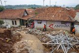 Sejumlah relawan membersihkan puing rumah pascalongsor di Pondoksalam, Purwakarta, Jawa Barat, Kamis (29/11/2018). Hujan deras yang melanda daerah tersebut mengakibatkan tiga rumah warga tertimbun tanah longsor dan empat orang meninggal serta lima orang mengalami luka-luka. ANTARA JABAR/M Ibnu Chazar/agr