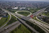 Foto udara persimpangan Jalan Tol Purwakarta-Bandung-Cileunyi (Purbaleunyi) dan Jalan Tol Soreang-Pasir Koja (Soroja) di Bandung, Jawa Barat, Jumat (23/11/2018). Menteri Pekerjaan Umum dan Perumahan Rakyat (PUPR) Basuki Hadimuljono menargetkan total panjang jalan tol yang dapat beroperasi di Indonesia bisa mencapai 1.852 kilometer pada 2019 mendatang. ANTARA JABAR/Raisan Al Farisi/agr.