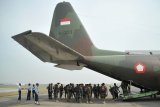 Sejumlah prajurit TNI dan Polri bersiap memasuki pesawat Hercules C-130 (A-1316) Skuadron 32 Lanud Abdul Rahman Saleh Malang ketika mengikuti terjun bebas (free fall) di Base Ops Lanudal Juanda Surabaya di Sidoarjo, Jawa Timur, Kamis (15/11/2018). Terjun bebas diatas ketinggian 7.000 kaki tersebut diikuti sekitar 73 prajurit TNI dan Polri dalam memperingati HUT ke-73 Korps Marinir. Antara Jatim/M Risyal Hidayat/ZK.