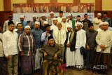 Calon Wakil Presiden nomor urut 02, Sandiaga Salahudin Uno (tengah) bersama para ulama dalam pertemuan silaturrahmi di Hotel Hermes Palace, Banda Aceh, Selasa (21/11/2018) malam. Setelah mendapat dukungan dari Pewaris Raja Raja Aceh Darussalam, sejumlah ulama di Aceh juga menyatakan sikap bersama untuk memenangkan pasangan capres dan cawapres, Prabowo Subianto-Sandiaga Salahudin Uno pada pilpres 2019. (Antara Aceh/Ampelsa)