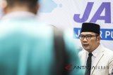 Gubernur Jawa Barat Ridwan Kamil memberikan keterangan mengenai Upah Minimum Provinsi (UMP) Jabar Tahun 2019 di Bandung, Jawa Barat, Kamis (1/11/2018). Upah Minimum Provinsi (UMP) Jabar Tahun 2019 sebesar Rp1.668.372,83 atau naik 8,03 persen dari tahun 2018. ANTARA JABAR/M Agung Rajasa/agr.
