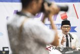 Gubernur Jawa Barat Ridwan Kamil memberikan keterangan mengenai Upah Minimum Provinsi (UMP) Jabar Tahun 2019 di Bandung, Jawa Barat, Kamis (1/11/2018). Upah Minimum Provinsi (UMP) Jabar Tahun 2019 sebesar Rp1.668.372,83 atau naik 8,03 persen dari tahun 2018. ANTARA JABAR/M Agung Rajasa/agr.
