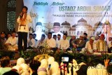Ustaz Abdul Somad memberikan tausyiah dan zikir akbar di Masjid Raya Baiturrahman, Banda Aceh, Minggu (25/11/2018) malam. Tausyiah dan zikir akbar di Masjid Raya Baiturrahman tersebut dalam rangka memperingati Maulid Nabi Muhammad SAW 1440 Hijriyah. (Antara Aceh/Ampelsa)