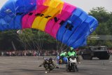 Penerjun payung melakukan pendaratan saat demontrasi terjun payung pada upacara HUT ke-73 Korps Marinir di Bumi Marinir Karangpilang, Surabaya, Jawa Timur, Kamis (15/11/2018).  Antara Jatim/Zabur Karuru