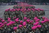 Prajurit Korps Marinir melakukan defile pada upacara HUT ke-73 Korps Marinir di Bumi Marinir Karangpilang, Surabaya, Jawa Timur, Kamis (15/11/2018).  Antara Jatim/Zabur Karuru