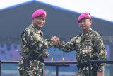 KSAL Laksamana TNI Siwi Sukma Adji (kanan) bersama Komandan Korps Marinir TNI AL Mayjen TNI (Mar) Bambang Suswantono (kiri) melakukan salam komando saat prosesi pembaretan pada upacara HUT ke-73 Korps Marinir di Bumi Marinir Karangpilang, Surabaya, Jawa Timur, Kamis (15/11/2018).  Laksamana TNI Siwi Sukma Adji dinobatkan sebagai warga kehormatan Korps Marinir melalui proses pembaretan. Antara Jatim/Zabur Karuru