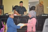 Penandatanganan nota pengantar R-APBD Kabupaten Gorontalo Utara tahun 2019 melalui rapat paripurna di ruang sidang DPRD oleh Bupati Indra Yasin dan unsur pimpinan DPRD Gorontalo Utara, diantaranya Ketua DPRD Nurjanah Yusuf. (Foto ; Shanty)