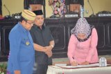 Penandatanganan nota pengantar R-APBD Kabupaten Gorontalo Utara tahun 2019 melalui rapat paripurna di ruang sidang DPRD oleh Bupati Indra Yasin dan unsur pimpinan DPRD Gorontalo Utara, diantaranya Ketua DPRD Nurjanah Yusuf. (Foto ; Shanty)