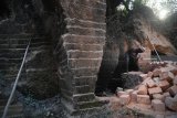 Pekerja menambang batu kapur untuk dijadikan batu bata bahan bangunan di Tambang Batu Kapur Arosbaya, Bangkalan, Jawa Timur, senin (19/11/2018). Arosbaya merupakan sala satu tempat wisata di Pulau Madura yang diharapkan ramai dikunjungi setelah Jembatan Suramadu digratiskan oleh Pemerintah. Antara Jatim/Zabur Karuru