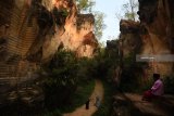 Pengunjung mengamati panorama di tambang batu kapur Arosbaya, Bangkalan, Jawa Timur, senin (19/11/2018). Arosbaya merupakan sala satu tempat wisata di Pulau Madura yang diharapkan ramai dikunjungi setelah Jembatan Suramadu digratiskan oleh Pemerintah. Antara Jatim/Zabur Karuru