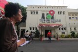 Sejumlah wisatawan mengunjungi bangunan cagar budaya Kantor Bataafsche Petroleum Maatschappij (BPM) di Jalan Veteran, Surabaya, Jawa Timur, Selasa (13/11/2018). Sejumlah cagar budaya yang ada di sejumlah kawasan di Surabaya tersebut menjadi potensi wisata sejarah sekaligus daya tarik bagi wisatawan baik dalam maupun luar negeri. Antara Jatim/Didik Suhartono/ZK