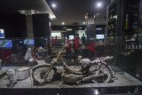 Seorang pengunjung berfoto di Museum Geologi, Bandung, Jawa Barat, Senin (19/11/2018). Museum Geologi yang memiliki 1.999 koleksi sejarah kehidupan manusia, geologi Indonesia dan geologi untuk kehidupan manusia tersebut merupakan wisata edukasi geologi tertua dan satu-satunya di Indonesia. ANTARA JABAR/Raisan Al Farisi/agr.